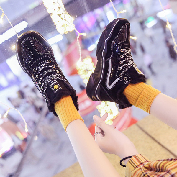 Fényes hatású, fűzős modern női tornacipő két színben