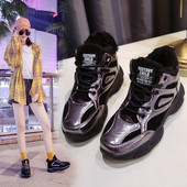 Alkalmi női tornacipő puha béléssel és durva talppal, két színben