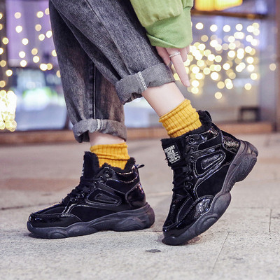 Alkalmi női tornacipő puha béléssel és durva talppal, két színben