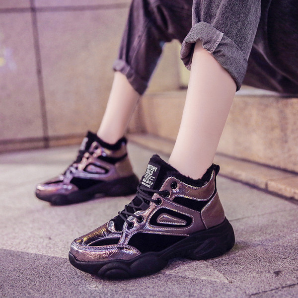 Alkalmi női tornacipő puha béléssel és durva talppal, két színben