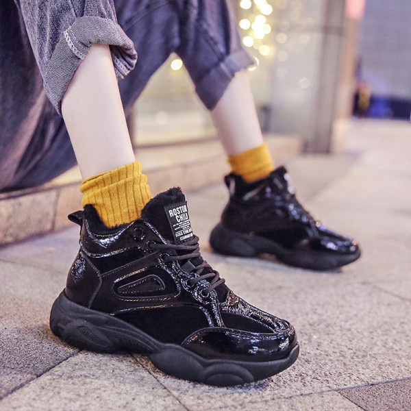 Alkalmi női tornacipő puha béléssel és durva talppal, két színben