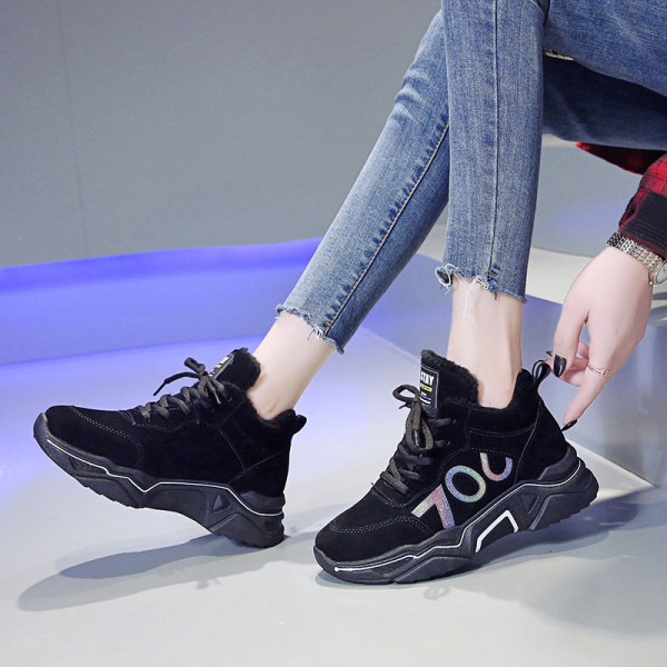 Csipkés, fényes hatású, lezser női tornacipő két színben