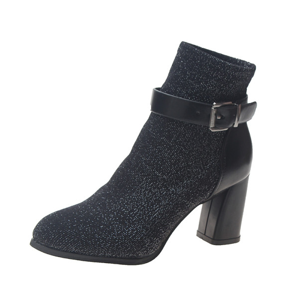 Modern női csizma csattal és vastag sarkú fekete színben