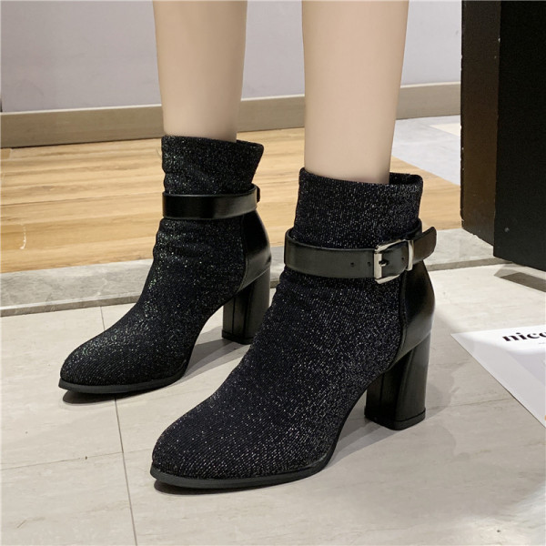 Modern női csizma csattal és vastag sarkú fekete színben