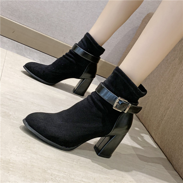 Modern női csizma csattal és vastag sarkú fekete színben