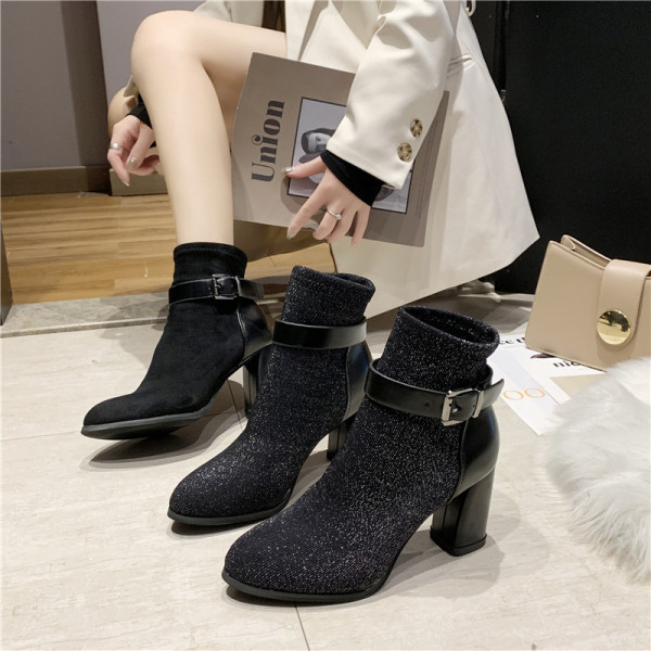 Modern női csizma csattal és vastag sarkú fekete színben