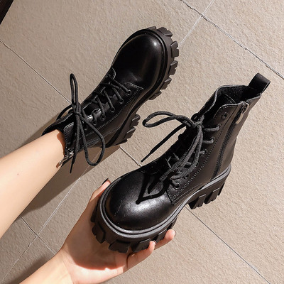 Μοντέρνες γυναικείες μπότες με φερμουάρ και κορδόνια σε μαύρο και καφέ χρώμα