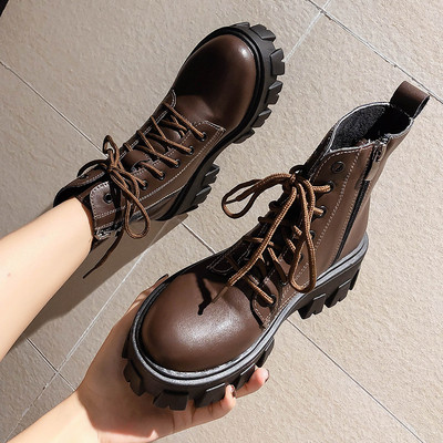 Μοντέρνες γυναικείες μπότες με φερμουάρ και κορδόνια σε μαύρο και καφέ χρώμα