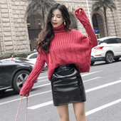 Női kötött pulóver szett pólógallérral és rövid bőrszoknyával