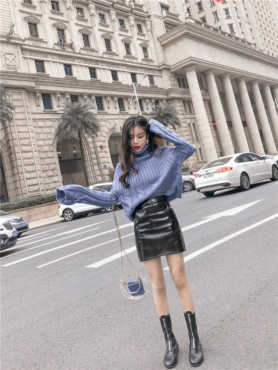 Női kötött pulóver szett pólógallérral és rövid bőrszoknyával