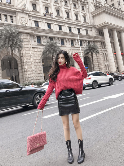 Női kötött pulóver szett pólógallérral és rövid bőrszoknyával