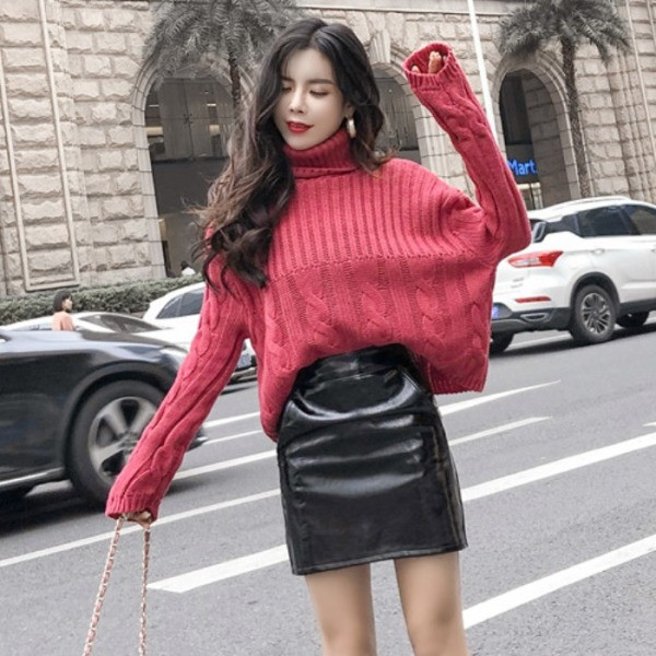 Női kötött pulóver szett pólógallérral és rövid bőrszoknyával