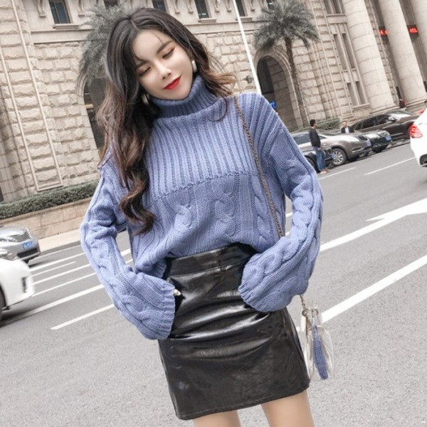 Női kötött pulóver szett pólógallérral és rövid bőrszoknyával