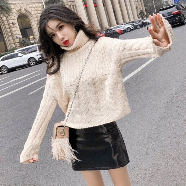 Női kötött pulóver szett pólógallérral és rövid bőrszoknyával