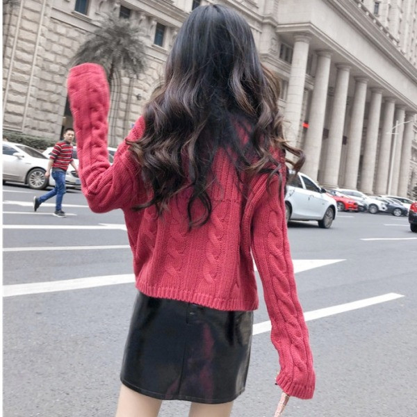 Női kötött pulóver szett pólógallérral és rövid bőrszoknyával