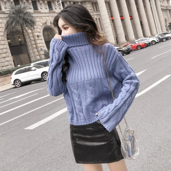 Női kötött pulóver szett pólógallérral és rövid bőrszoknyával