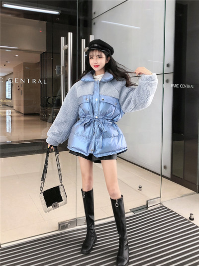 Rövid téli kabát bolyhos ujjakkal, kék és fehér színben