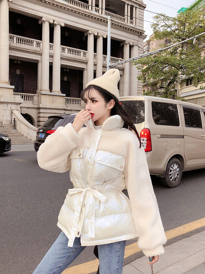 Rövid téli kabát bolyhos ujjakkal, kék és fehér színben