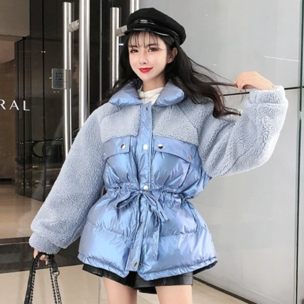 Rövid téli kabát bolyhos ujjakkal, kék és fehér színben