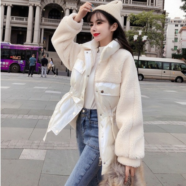 Rövid téli kabát bolyhos ujjakkal, kék és fehér színben