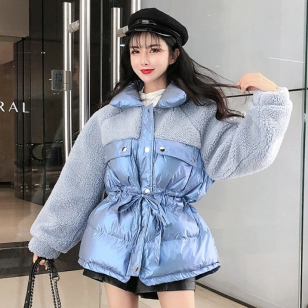 Rövid téli kabát bolyhos ujjakkal, kék és fehér színben