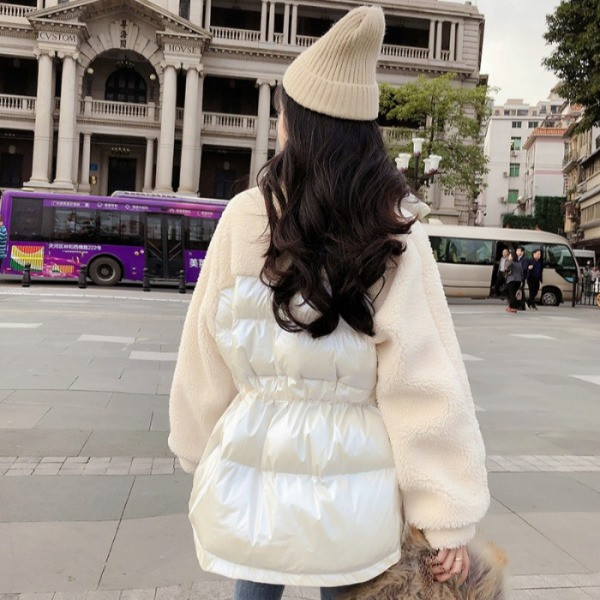 Rövid téli kabát bolyhos ujjakkal, kék és fehér színben