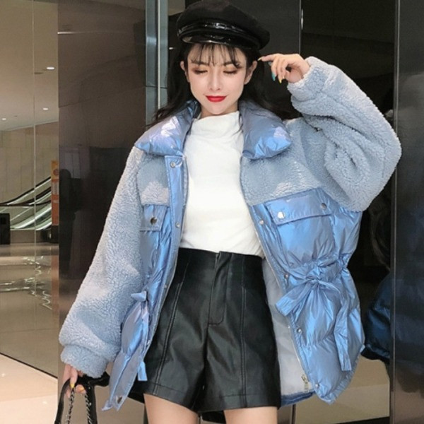 Rövid téli kabát bolyhos ujjakkal, kék és fehér színben