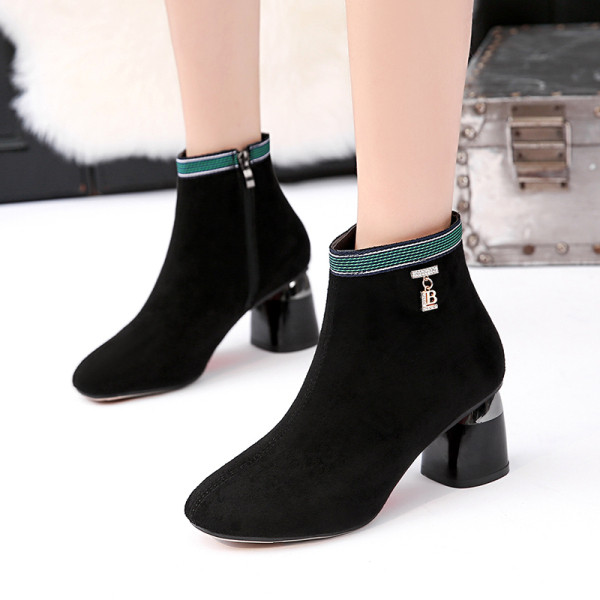 Modern női csizma vastag sarkú, fekete fém elemmel