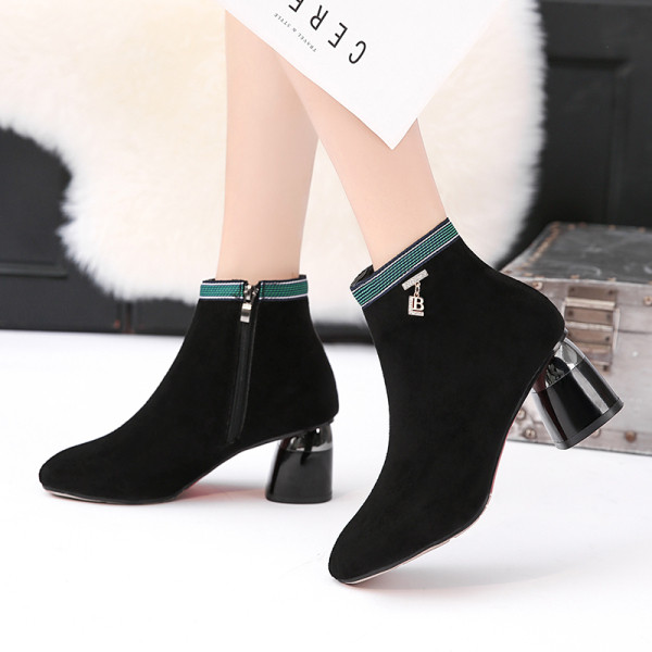 Modern női csizma vastag sarkú, fekete fém elemmel