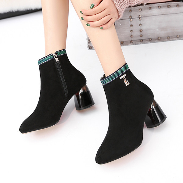 Modern női csizma vastag sarkú, fekete fém elemmel