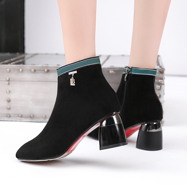 Modern női csizma vastag sarkú, fekete fém elemmel