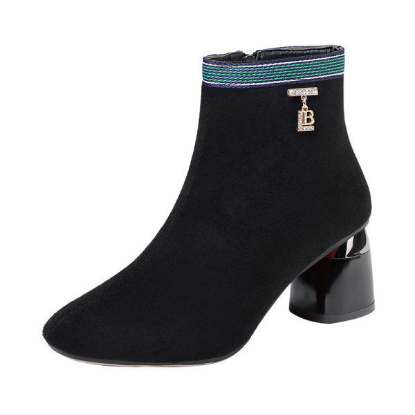 Modern női csizma vastag sarkú, fekete fém elemmel