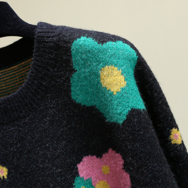 Modern női pulóver kerek nyakkivágással, színes hímzéssel