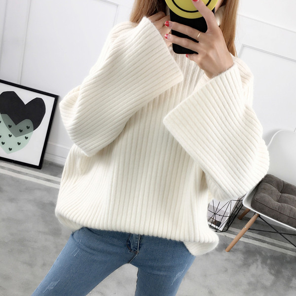 Női téli pulóver széles ujjal és magas gallérral