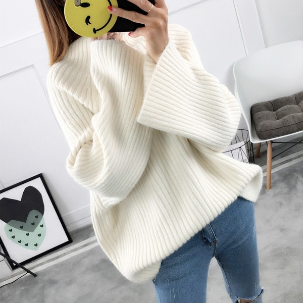 Női téli pulóver széles ujjal és magas gallérral