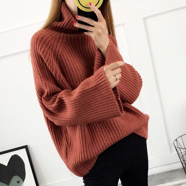 Női téli pulóver széles ujjal és magas gallérral
