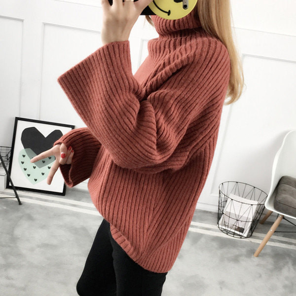 Női téli pulóver széles ujjal és magas gallérral