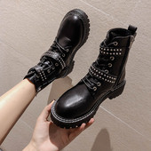 Modern női csizma cipzárral és fém elemekkel fekete színben