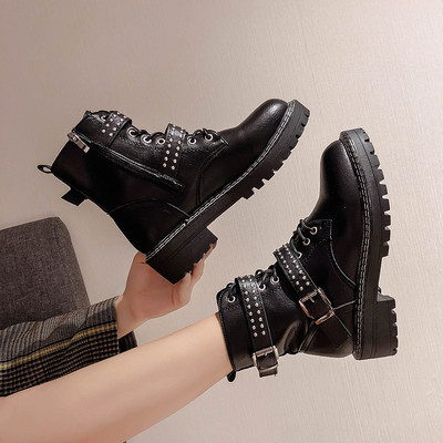 Modern női csizma cipzárral és fém elemekkel fekete színben