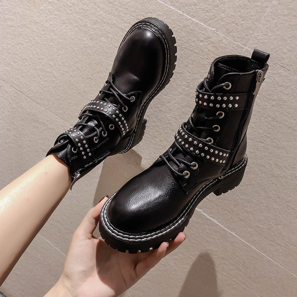 Modern női csizma cipzárral és fém elemekkel fekete színben