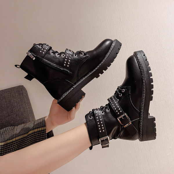 Modern női csizma cipzárral és fém elemekkel fekete színben
