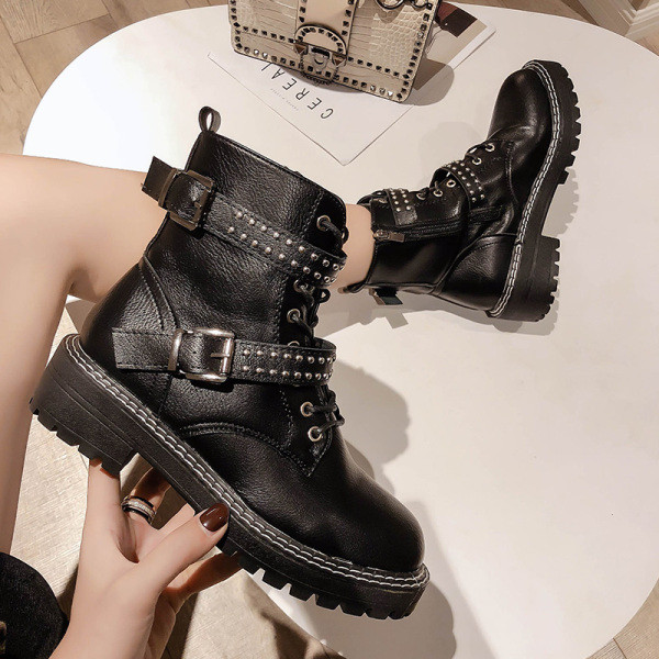 Modern női csizma cipzárral és fém elemekkel fekete színben