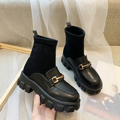 Μοντέρνες γυναικείες μπότες σε μαύρο χρώμα και μεταλλικό στοιχείο