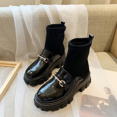 Μοντέρνες γυναικείες μπότες σε μαύρο χρώμα και μεταλλικό στοιχείο