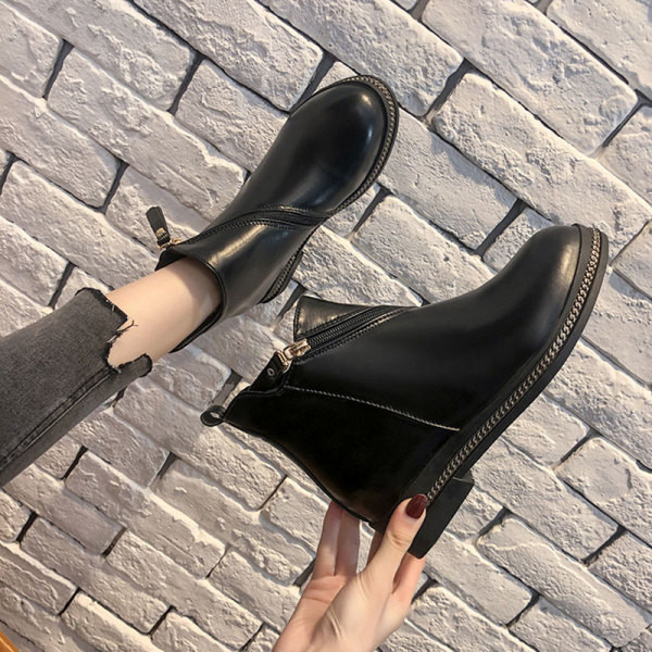 Alkalmi női csizma sima modell cipzárral fekete színben