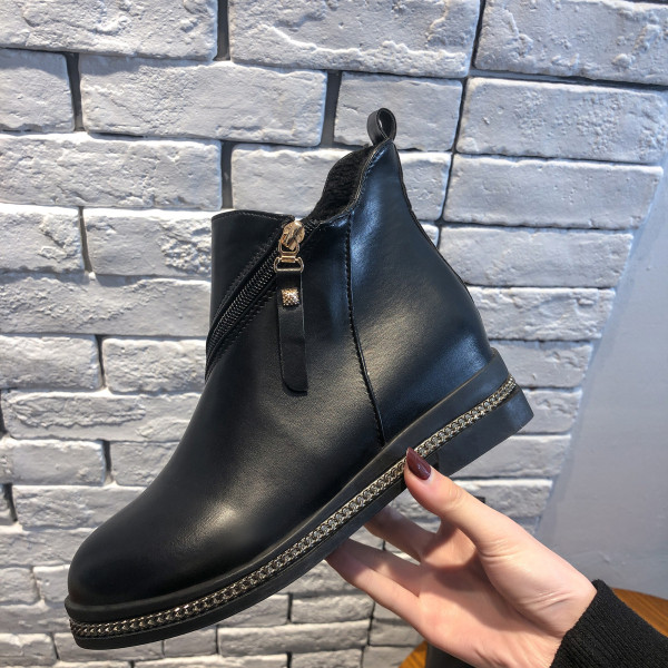 Alkalmi női csizma sima modell cipzárral fekete színben