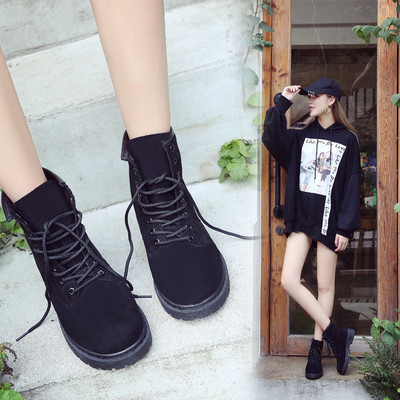 Modern női csizma eco velúr fűzőkkel, rózsaszín és fekete színben