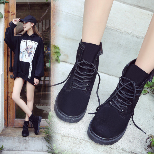 Modern női csizma eco velúr fűzőkkel, rózsaszín és fekete színben