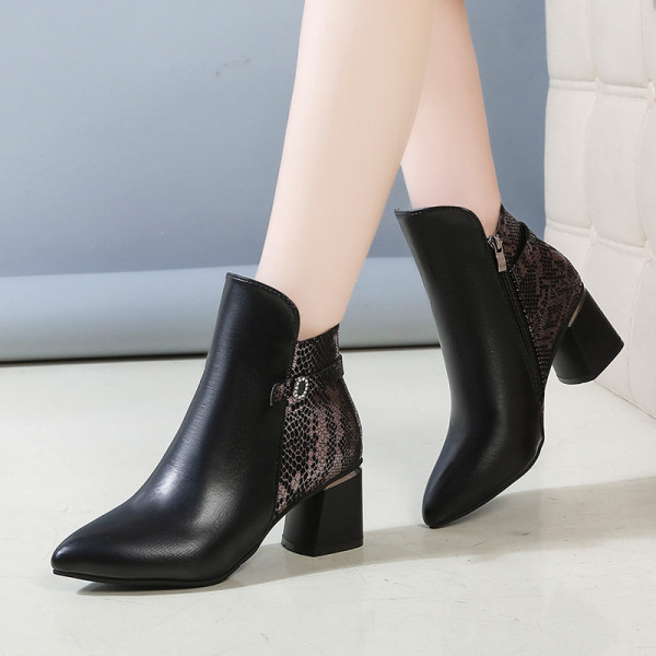 Modern női csizma eko bőrből és öko velúrból állatmintával és vastag sarokkal fekete színben