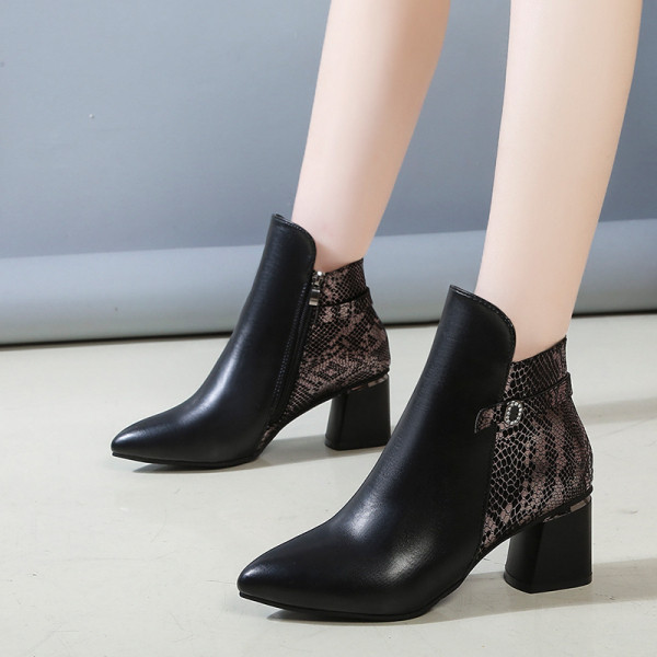 Modern női csizma eko bőrből és öko velúrból állatmintával és vastag sarokkal fekete színben